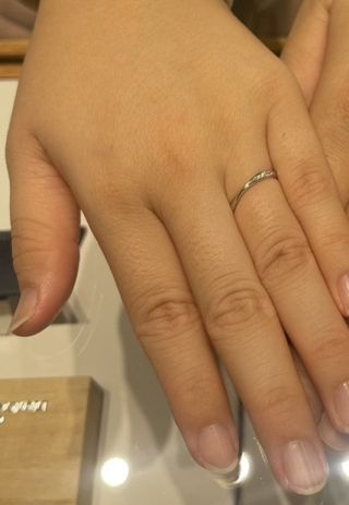 【銀座ダイヤモンドシライシの口コミ】 ピンク色が好きなので、1番大きいダイヤモンドの部分を、ピンクストーンに…