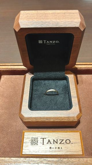 【TANZO.(鍛造指輪)の口コミ】 とても肌なじみの良いシャンパンゴールドが気に入りました。イエローゴー…