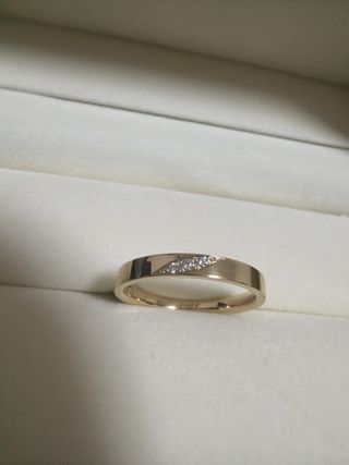 【ケイウノ ブライダル(K.UNO BRIDAL)の口コミ】 ストレートの平打ちタイプに、ダイヤ３つを斜めにアレンジ。指が太いく、…