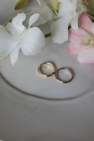 【atelier ST, CAT(アトリエ エスティーキャット)の口コミ】 K18ゴールドで質感はセミマットの指輪です。
金属の素材や質感デザインを…