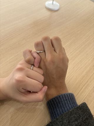 【アイプリモ(I-PRIMO)の口コミ】 指輪のデザインがとてもお気に入り。
新婦の指の特徴に合わせて
ウェーブ…