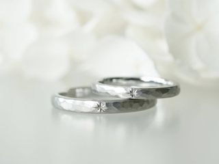 【renri(レンリ)の口コミ】 指輪のデザインとしては3点あり、まず1点目が表面に槌で打ち付けたような…