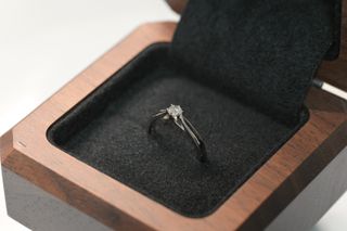 【TANZO.(鍛造指輪)の口コミ】 ダイヤ持ち込みのため、フルオーダーで注文しました。
普段使いができる、…