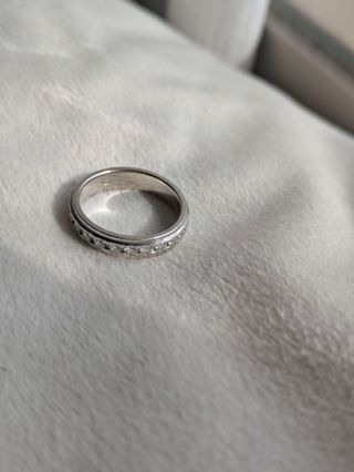 【ラザール ダイヤモンド(LAZARE DIAMOND)の口コミ】 ダイヤモンドの輝きと指輪の幅で決めました。
細いリングも可愛いですが華…