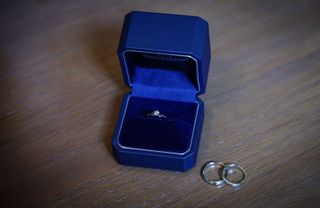 【銀座ダイヤモンドシライシの口コミ】 指が綺麗に見えるウェーブ
ダイヤが大きすぎず主張しすぎない大きさ
ダイ…