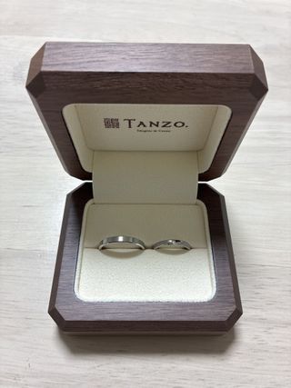 【TANZO.(鍛造指輪)の口コミ】 新郎はシンプルで飽きのこないデザインにしました。
新婦側はスターダスト…