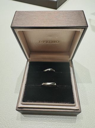 【アイプリモ(I-PRIMO)の口コミ】 ウェーブのデザインに女性はダイヤモンド、男性はマット加工がされていて…