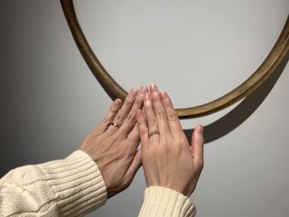 【出雲結(いずもゆい)の口コミ】 ピンクゴールドが入っていて、赤い糸を表現している所に他との違いを感じ…