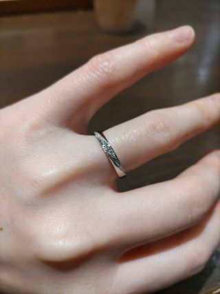 【TANZO.(鍛造指輪)の口コミ】 プラチナ製でダイヤモンドを３つ付けましたが、スターダスト加工をするこ…