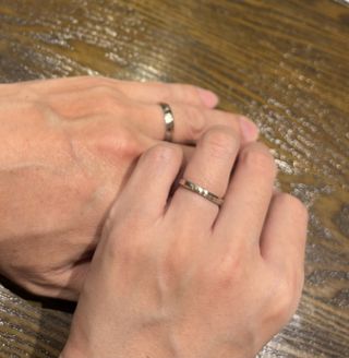 【TANZO.(鍛造指輪)の口コミ】 ベースのプラチナにヘアライン加工を入れていただくことで、ツヤツヤしす…