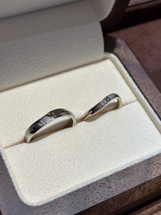 【TANZO.(鍛造指輪)の口コミ】 ゴールドの中でも、自分の指に肌馴染みの良い色を選びました。石は1点水色…