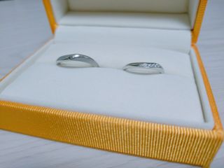 【ケイウノ ブライダル(K.UNO BRIDAL)の口コミ】 お互いの指に会う質感を選んだのですが、ペアであることがわかるようなデ…