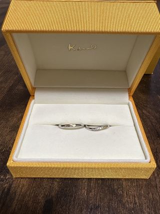 【ケイウノ ブライダル(K.UNO BRIDAL)の口コミ】 デザインはもちろん、指輪の裏側に2人をイメージした刻印を入っていて可愛…