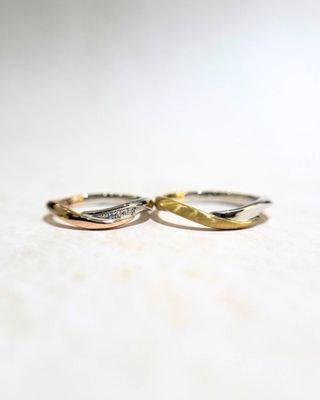 【LAPAGE(ラパージュ)の口コミ】 女性の指輪の外側に付いてるピンクと青のダイヤは、付ける場所を決める事…