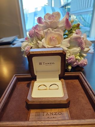 【TANZO.(鍛造指輪)の口コミ】 正面にマット加工を入れて、ゴールドだが目立ちにくい仕上がりになってい…