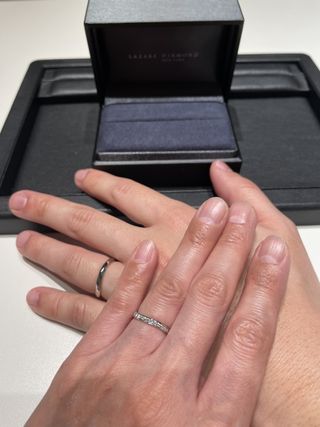 【ラザール ダイヤモンド(LAZARE DIAMOND)の口コミ】 女性の方はダイヤモンドが11石詰まっており、輝きがとてもステキです。キ…