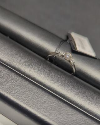 【ラザール ダイヤモンド(LAZARE DIAMOND)の口コミ】 ダイヤモンドの輝きが美しく、またデザインがとてもエレガントでオシャレ…