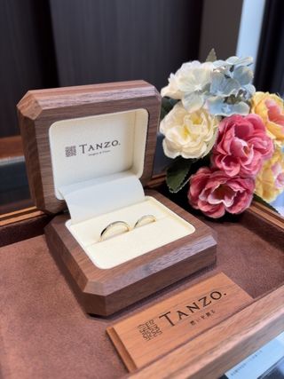 【TANZO.(鍛造指輪)の口コミ】 この指輪はミル加工されていて、見る角度によって表情を変えるところがお…