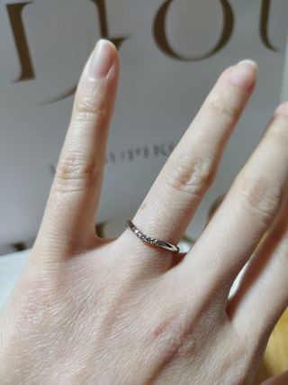 【COEUR D'OR(クゥドール)の口コミ】 V字タイプで指が細く長く見えるのが嬉しいです
中心のピンクダイヤモンド…