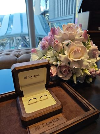 【TANZO.(鍛造指輪)の口コミ】 指輪の付ける向きによって、鏡面仕上げ、マット加工、槌目加工の組み合わ…