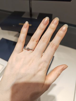 【銀座ダイヤモンドシライシの口コミ】 ダイヤモンドが煌びやかに光り、どこから見ても上品な輝きがとても素敵な…