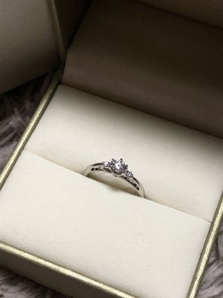 【LEGAN(レガン)の口コミ】 ぱっと見ではダイヤが3つ並んだ高級感◎な王道デザイン！それで充分きれい…