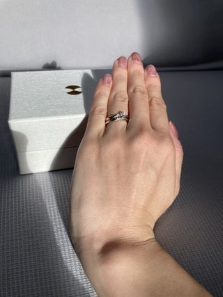 【AMATSU(アマツ)の口コミ】 彼女に贈る婚約指輪として選びました。シルバーとゴールドの色味が絶妙で…