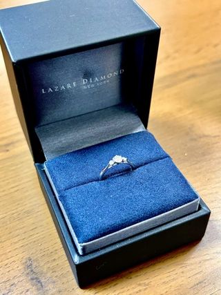 【ラザール ダイヤモンド(LAZARE DIAMOND)の口コミ】 横から見た際にユリの花のような形になっており、光を多く取り入れるデザ…