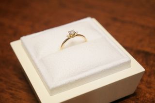 【LUCIE(ルシエ)の口コミ】 真ん中に一粒のダイヤモンド、さらに横に小さく添えられた二つの小さなダ…