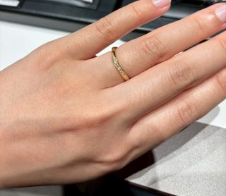 【アイプリモ(I-PRIMO)の口コミ】 指輪をつけると手の甲にねじりが見えるようなデザインになっており、ねじ…