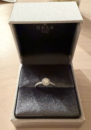 【GALA JEWELRY(ガラジュエリー)の口コミ】 王道の取り巻きデザインにしました。たくさんの細かいダイヤモンドでデザ…
