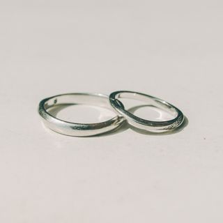 【俄(にわか)の口コミ】 ひねりのあるラインで、シンプルめが好きな私には、丁度いい細さでした。
…