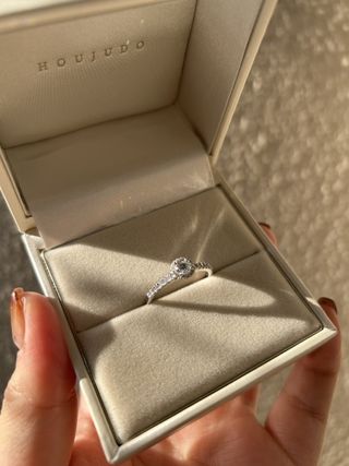 【宝寿堂(ほうじゅどう)の口コミ】 指が短く太めの私でも上品に馴染み、デザインの美しさが際立ちます。光に…