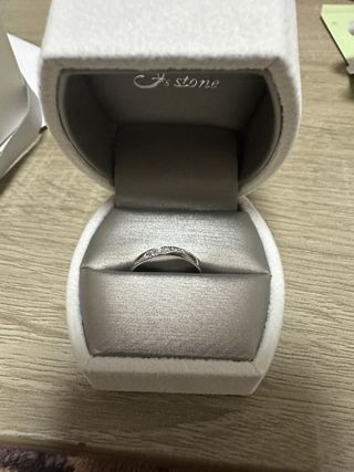【I's stone(アイズストーン)の口コミ】 指輪のデザインですが斜めにダイヤモンドが埋め込まれてるデザインでその…