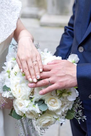 【TRECENTI(トレセンテ)の口コミ】 シンプルだけど少しデザイン性がある
夫婦でお揃いのデザイン
表面に石が…