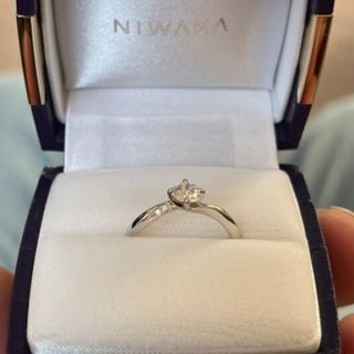 【俄(にわか)の口コミ】 メインのダイアモンドに続く小さなダイアモンドが、シンプルながらも特別…