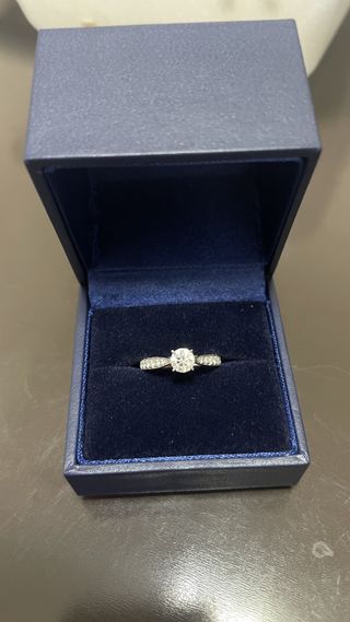 【銀座ダイヤモンドシライシの口コミ】 なるべく指が細く見えて、ダイヤは大きく見えるようなデザインがいいなー…