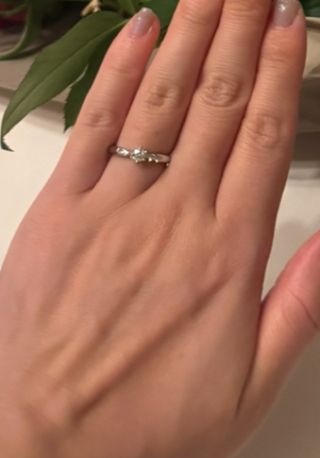 【ラザール ダイヤモンド(LAZARE DIAMOND)の口コミ】 指輪のデザインは、ストレートです。全体的にシンプルな感じですが、真ん…