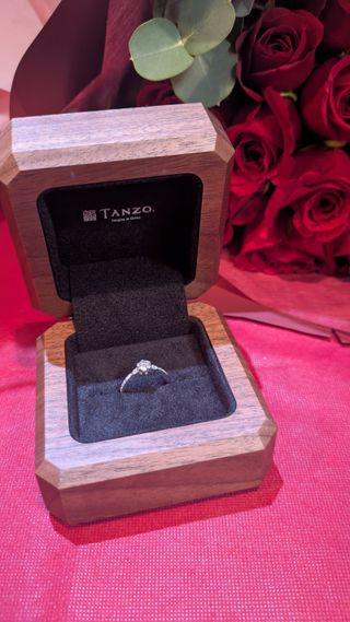 【TANZO.(鍛造指輪)の口コミ】 ダイヤの回りをバラの花びらに包まれるようなデザインにしました。手の形…