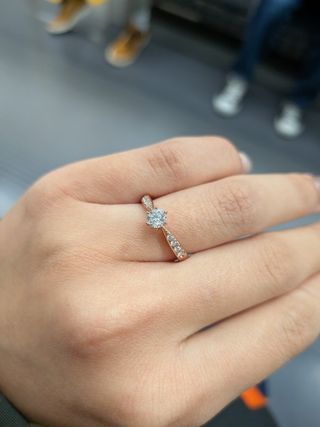 【TASAKI(タサキ)の口コミ】 ダイヤに近づくにつれて細くなるデザインがリボンのようでとても可愛いで…