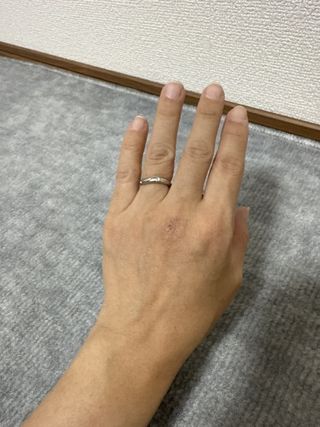 【ケイウノ ブライダル(K.UNO BRIDAL)の口コミ】 つや消し加工をしてあるのがとても気に入りました。デザインもシンプルで…