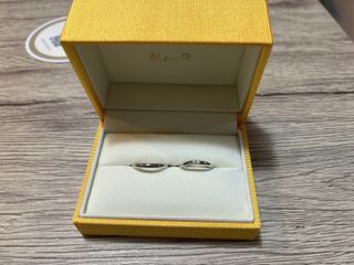 【ケイウノ ブライダル(K.UNO BRIDAL)の口コミ】 ダイヤが付いていて可愛い。
波打つデザインにより、指が細く見える。
シ…