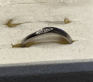 【銀座ダイヤモンドシライシの口コミ】 シンプルなデザインだけれども、ダイヤが入っていてかわいいです。
少し曲…