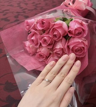 【ラザール ダイヤモンド(LAZARE DIAMOND)の口コミ】 王道の一粒ダイヤモンドが存在感があります。また、シンプルだけど土台が…