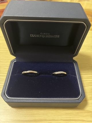 【銀座ダイヤモンドシライシの口コミ】 ダイヤの留め方とウェーブの角度、ダイヤの数が気に入り、購入しました。
…