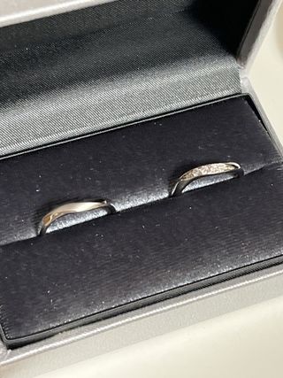 【GALA JEWELRY(ガラジュエリー)の口コミ】 ペア感があるデザインの二つにしました。
私のはシンプル目で、妻のはゴー…