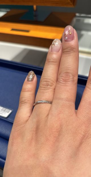 【銀座ダイヤモンドシライシの口コミ】 デザインはストレートとウェーブの中間の形をしており、指を美しく見せて…