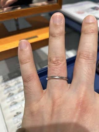 【銀座ダイヤモンドシライシの口コミ】 デザインは王道ストレートタイプとウェーブタイプの中間の形をしており、…