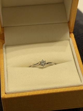 【ケイウノ ブライダル(K.UNO BRIDAL)の口コミ】 上質な素材と繊細なデザインが魅力で、着け心地もとても良い指輪です。シ…