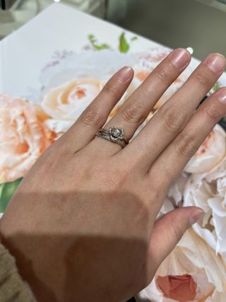 【ヴァンドーム青山(VENDOME AOYAMA)の口コミ】 バラの花をモチーフにした指輪を選びました。
ウェーブラインで指を綺麗に…
